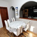 Idyllisches Nahe Dem Zentrum Und Von アパート ロヴィニ